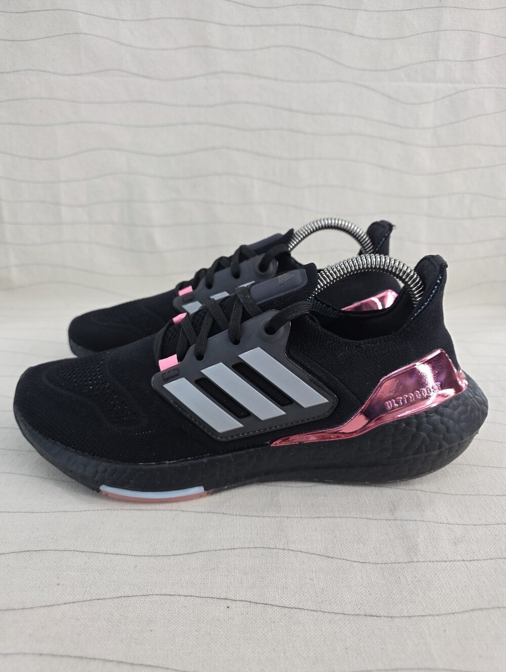Adidas Womens UltraBoost 22 Black Pink Running Shoes Sneakers GX5928 Size 7.5 - Picture 2 of 12